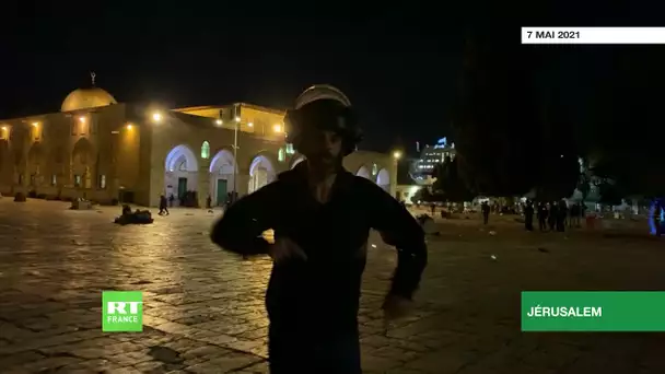 Jérusalem : un policier bouscule un journaliste filmant des affrontements à la mosquée Al-Aqsa