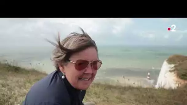 Beachy Head : Le phare à l'ombre des falaises