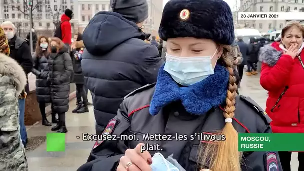 Moscou : une policière distribue des masques lors d'une manifestation non-autorisée