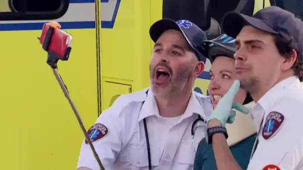 L'ambulancier prend des selfies...