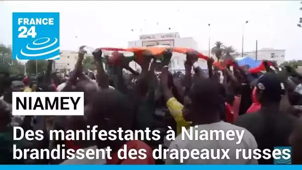 Coup de force au Niger : des manifestants à Niamey brandissent des drapeaux russes • FRANCE 24