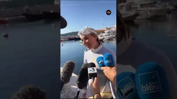 L'apnéiste Alice Modolo a sorti la flamme olympique de l'eau à Villefranche-sur-Mer