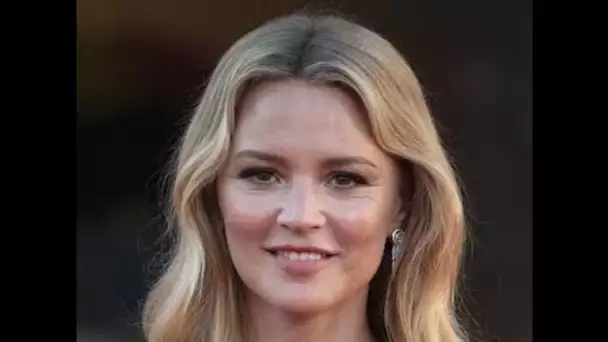 PHOTOS – Virginie Efira étincelante, mise sur le noir pour envoûter la Mostra de...