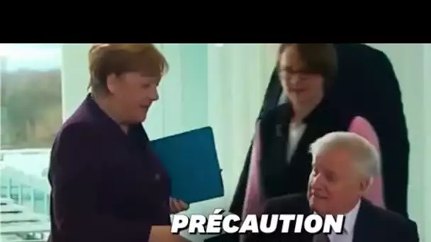 En pleine épidémie de Coronavirus, le ministre allemand de l'Intérieur a refusé la main d'Angela