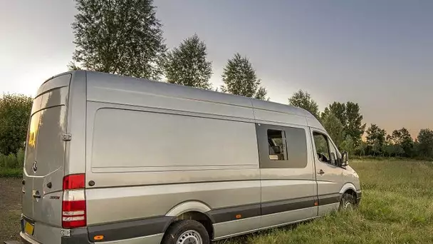 Cette famille transforme un van en maison roulante et part à l'aventure !