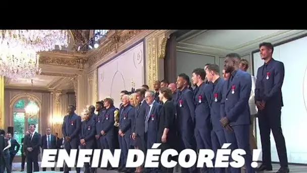 Les Bleus ont reçu la Légion d’honneur après avoir été longuement félicités par Macron
