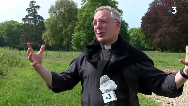 Une messe dans un champ de colza