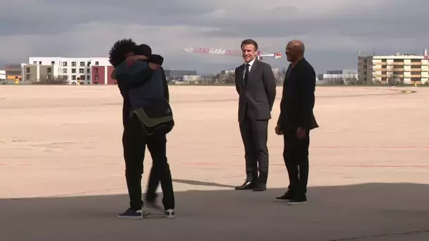 Le journaliste Olivier Dubois, ex-otage au Sahel, accueilli par Emmanuel Macron à Villacoublay