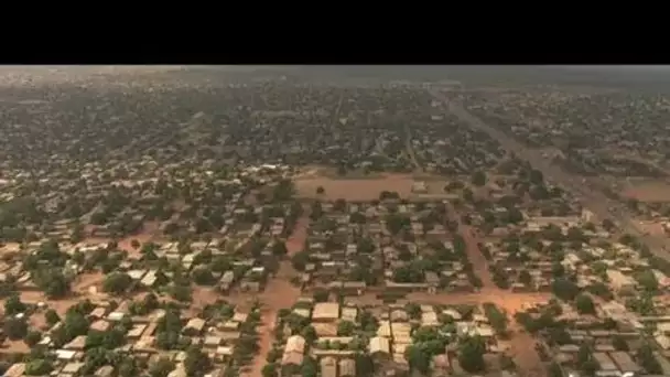 Burkina Faso, Bobo Dioulasso : étal de fripes