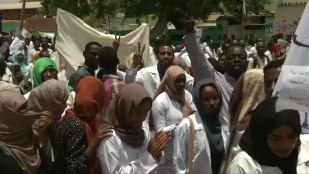 Soudan: l'ex-président Béchir en prison, les manifestants toujours mobilisés