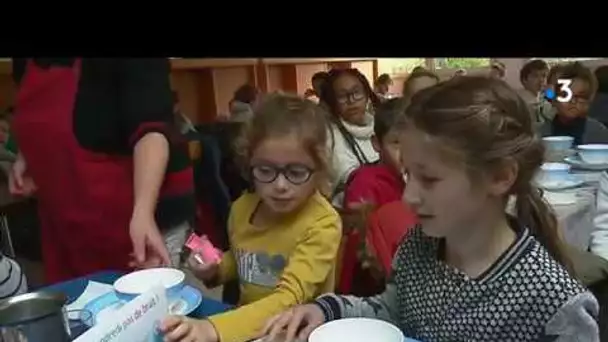 Le vendredi à la cantine de la Chapelle-des-Fougeretz : chut, pas de bruit