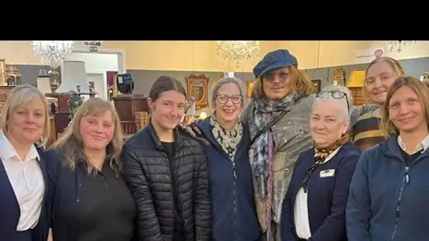 Johnny Depp visite surprise en hélicoptère d’un magasin d’antiquités du Lincolnshire, les personne