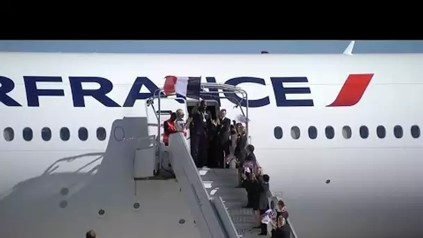 JO 2016: les médaillés français applaudis à la descente de l&#039;avion