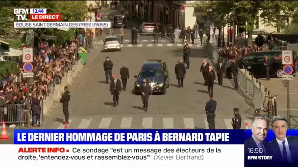 Le cercueil de Bernard Tapie quitte l'église Saint-Germain-des-Prés sous les applaudissements