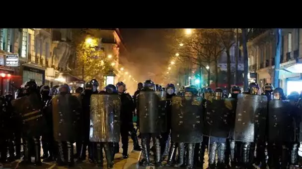 Trois policiers "suspendus" pour avoir tabassé un producteur de musique à Paris