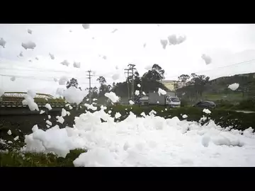 De la mousse contaminée inquiète les habitants de Mosquera en Colombie
