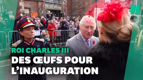 Le roi Charles III et la reine Camilla visés par des jets d'oeufs en visite officielle