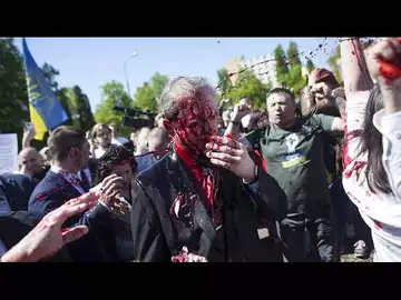 L'ambassadeur russe en Pologne aspergé d'un liquide rouge à Varsovie