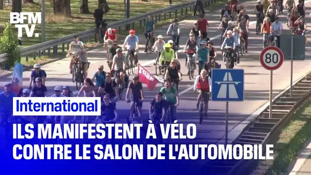 Ils manifestent à vélo contre le salon international de l'automobile