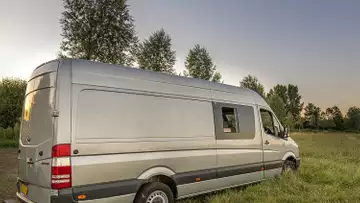 Cette famille transforme un van en maison roulante et part à l'aventure !