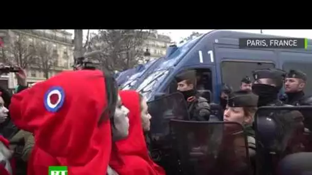 Manifestation des Gilets jaunes à Paris : des Mariannes dénudées face à la police
