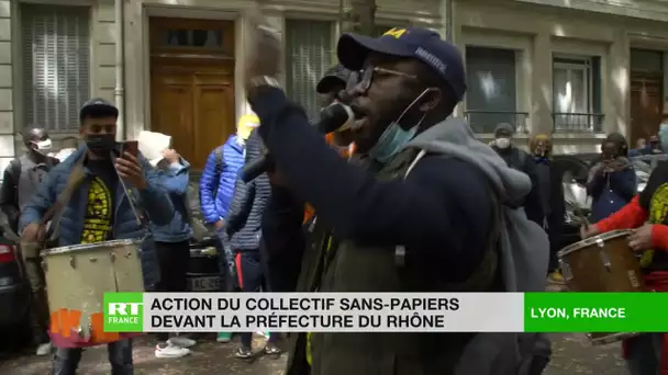 Lyon : action du collectif des sans-papiers devant la préfecture du Rhône