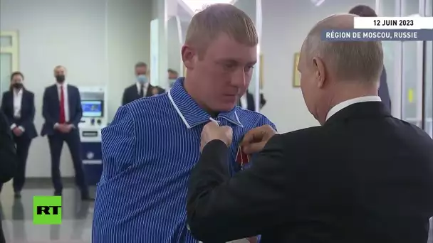 Russie : Vladimir Poutine rend visite à des militaires à l'hôpital