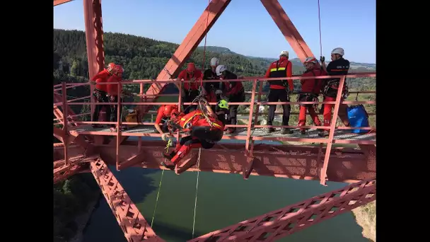 Cantal : exercice spectaculaire des pompiers sur le viaduc de Garabit