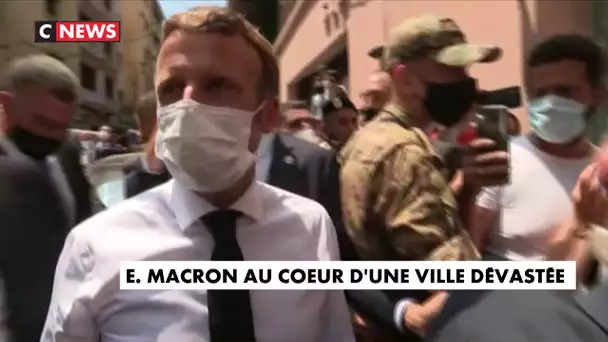 Emmanuel Macron dans une ville dévastée