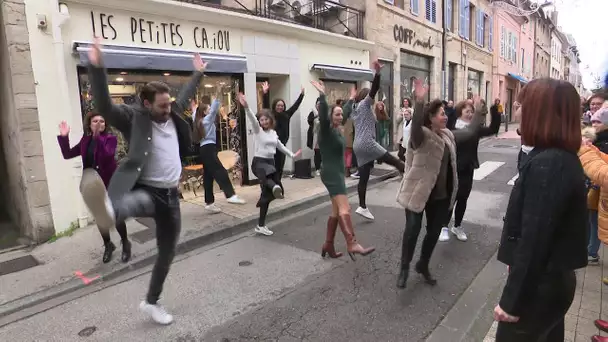 Noël à Vesoul : une troupe de danseurs fait vibrer la rue piétonne en musique