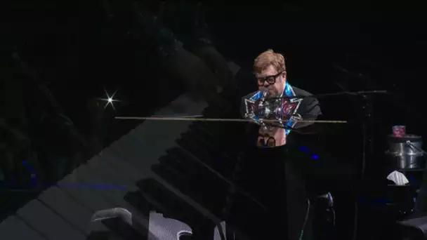 Elton John chante 'Tiny dancer' au Stade Pierre-Mauroy
