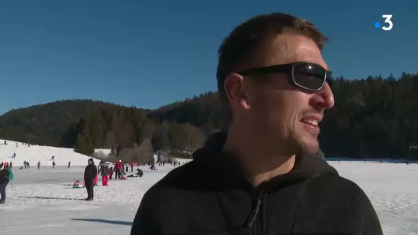 On glisse sur la patinoire naturelle du Lac Genin dans l'Ain