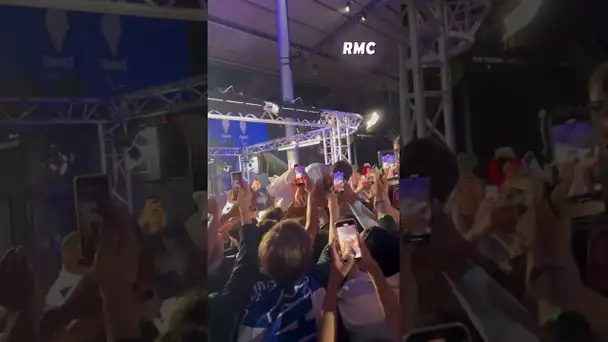 Antoine Dupont se jette dans la foule