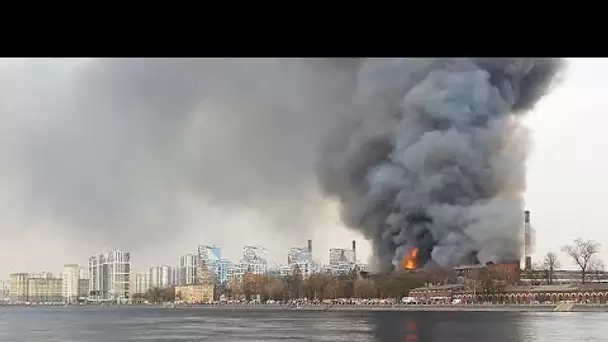Gigantesque incendie dans une fabrique historique de Saint-Petersbourg