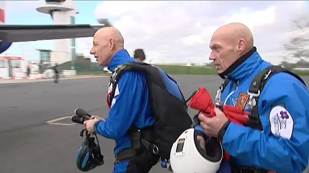 Préparation des parachutistes avant le Pôle Nord