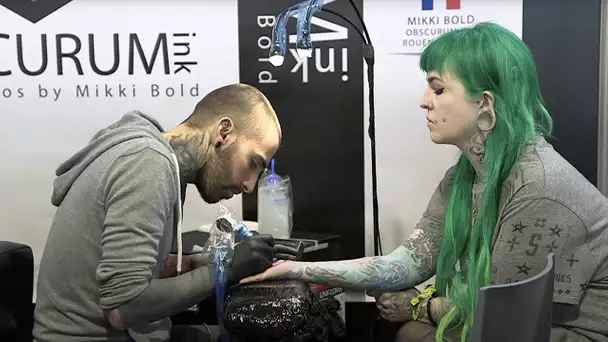Elle se fait tatouer son chat dans la paume de la main