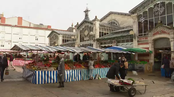 La Rochelle : nouvelle organisation sous les halles du marché pendant le confinement