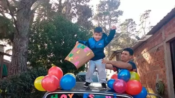 « J’ai vaincu le cancer» un enfant de 4 ans célèbre sa dernière chimio avec un défilé et des ballons