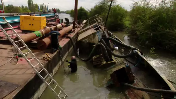 A Notre-Dame-de-l’Isle, près de Vernon, un chantier délicat pour évacuer des bateaux abandonnés