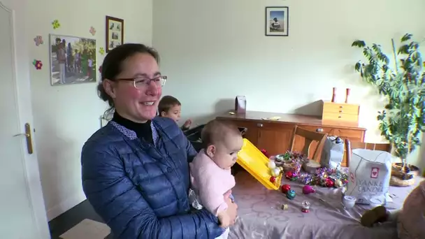 Un joyeux bazar pour décorer leur sapin en famille