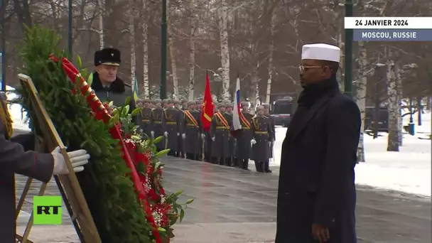 🇷🇺  Le président du Tchad dépose une gerbe sur la tombe du soldat inconnu à Moscou