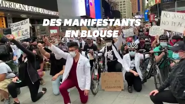 Des soignants en blouse encouragent les manifestants à New York