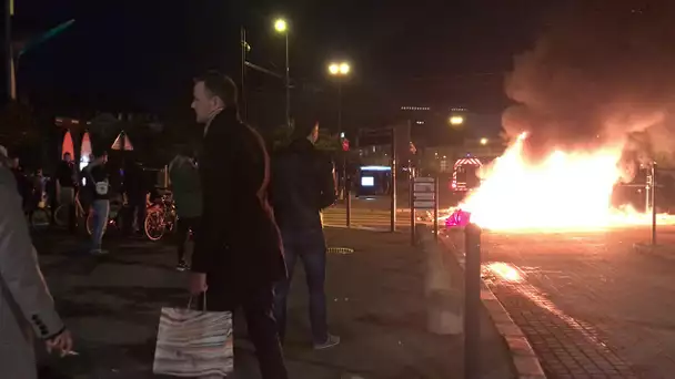 Nantes : un feu allumé sur la chaussée en fin de manifestation
