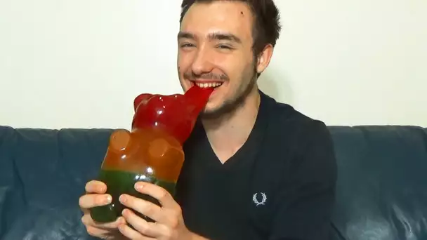 Dégustation DU PLUS GROS BONBON DU MONDE ! 2,5 KILOS THE WORLD LARGEST GUMMY BEARS