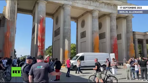 🇩🇪 Berlin : des activistes climatiques aspergent de peinture la porte de Brandebourg