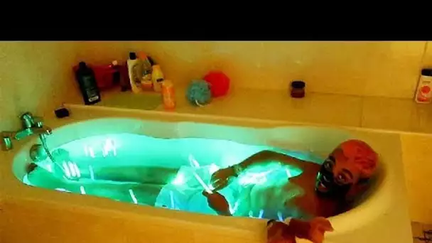 MOMO PREND UN BAIN AVEC LA MAXI POTION FORTNITE !!! J'EN PEUX PLUS DE LUI