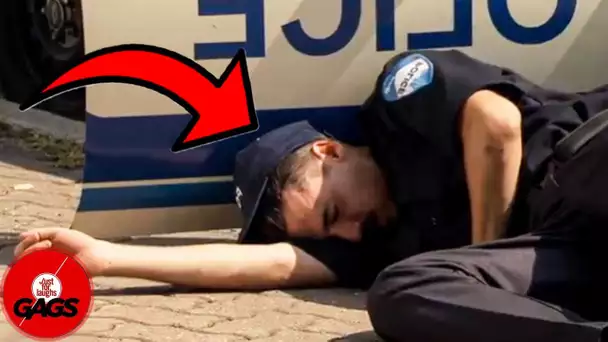 Un officier surpris en train de dormir au travail | Juste Pour Rire les Gags