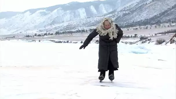 Sibérie : à 79 ans, Lyubov chausse ses patins à glace et sillonne le lac Baïkal