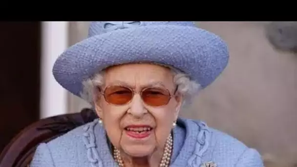 La reine se prépare à la "frénésie alimentaire" alors que "l'exploitation" de la famille royale affl