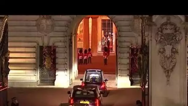 La reine rentre à la maison au palais de Buckingham alors que des milliers de personnes applaudissen